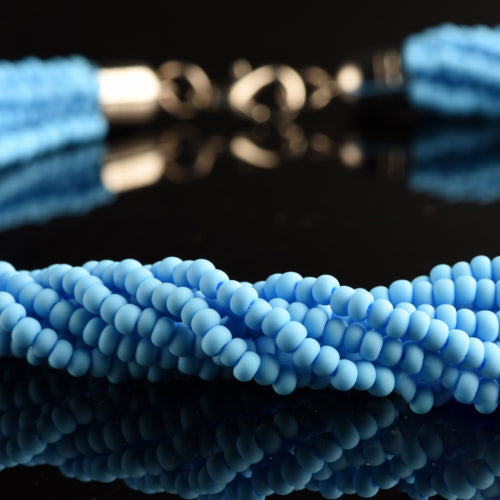 Collana Torchon Mat di Murano, 9 fili intrecciati di rare perle conteria satinato pastello vintage anni '80 (lunghezza circa 50 cm), chiusura anallergica.