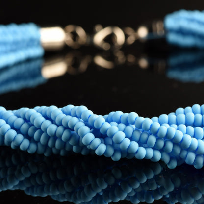 Collana Torchon Mat di Murano, 9 fili intrecciati di rare perle conteria satinato pastello vintage anni '80 (lunghezza circa 50 cm), chiusura anallergica.