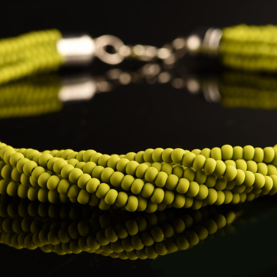 Collana Torchon Mat di Murano, 9 fili intrecciati di rare perle conteria satinato pastello vintage anni '80 (lunghezza circa 50 cm), chiusura anallergica.