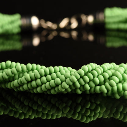 Collana Torchon Mat di Murano, 9 fili intrecciati di rare perle conteria satinato pastello vintage anni '80 (lunghezza circa 50 cm), chiusura anallergica.