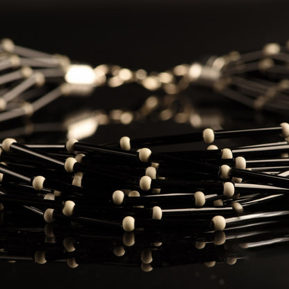 Collana Torchon Pive Mono: capolavoro di Murano, 20 fili di rare perle a tubo di vetro vintage nero e perle satinate colorate.